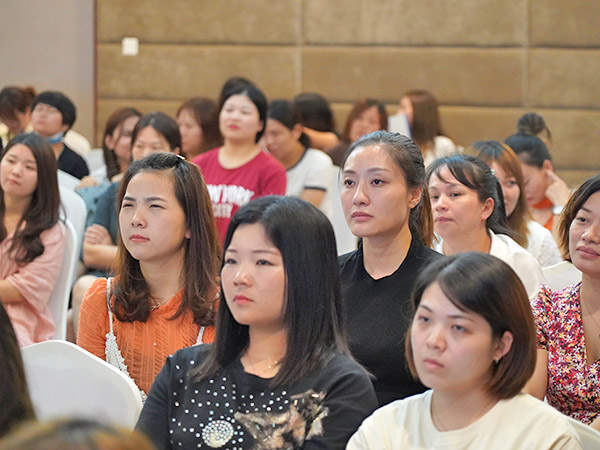 客户听讲
